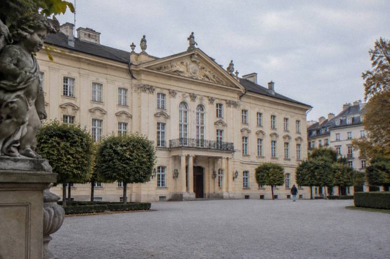 Hidden Gems Free Tour + Palace Auersperg Admission included.
